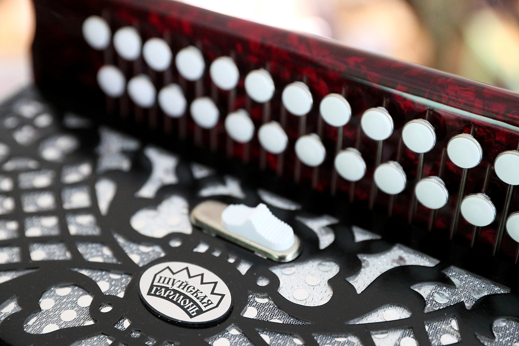 弦間木語(yǔ) 實(shí)拍俄羅斯古老樂器廠，聆聽工匠指尖傳承的百年回響